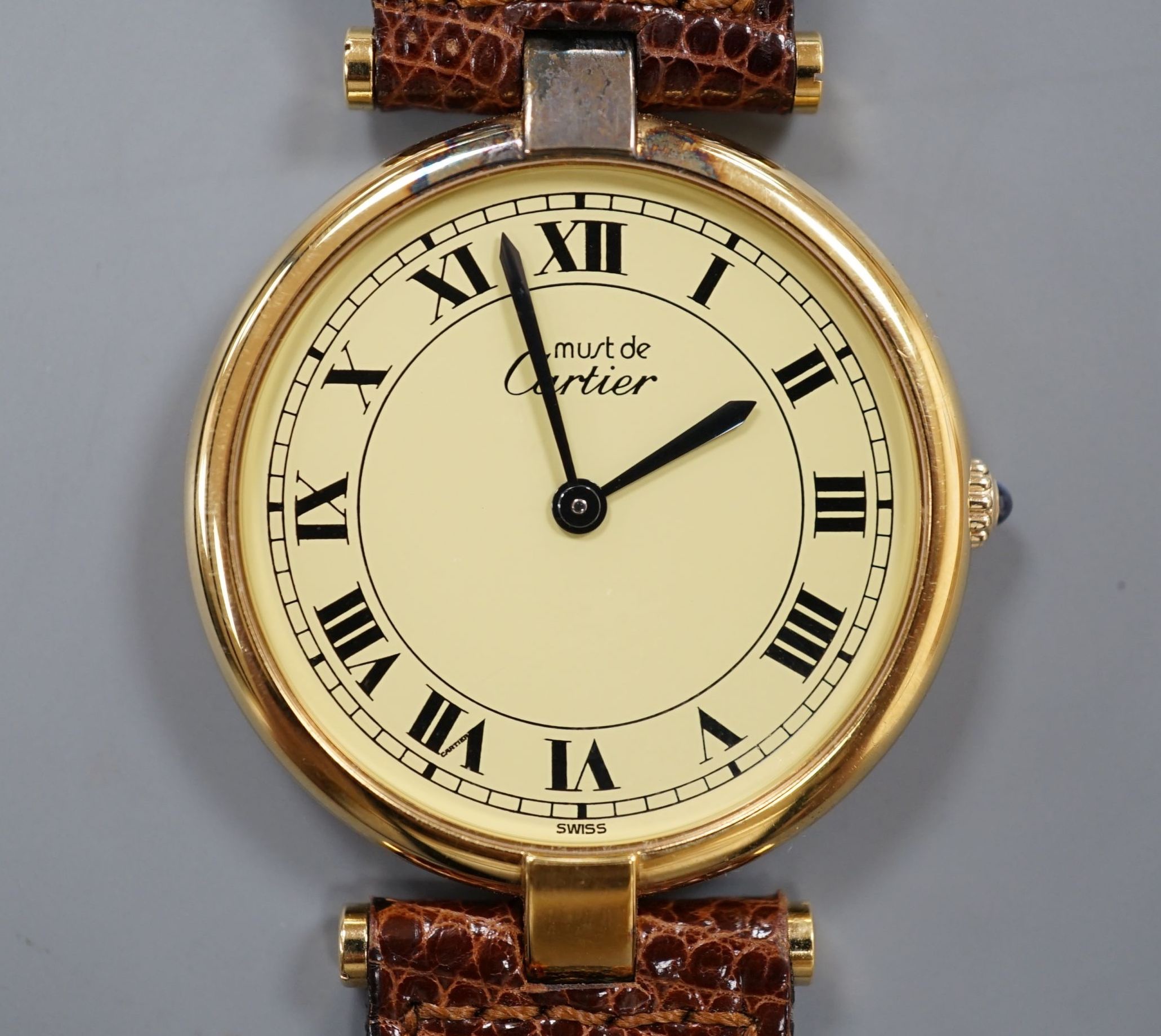 A gentleman's gilt 925 Must de Cartier quartz dress wrist watch, on Must de Cartier leather strap.